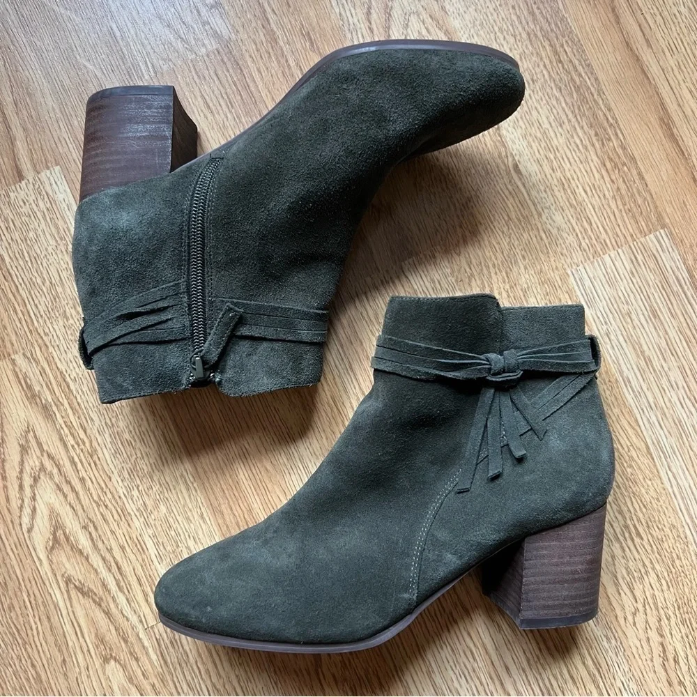 Violet & Red Jenna Suede Ankle Booties Olive Green Size 7.5 Stacked Heel